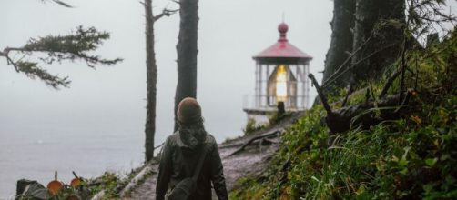 Donna che passeggia in un sentiero boschivo-© Pexels.