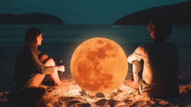 Due innamorati che vivono una serata romantica © Pixabay