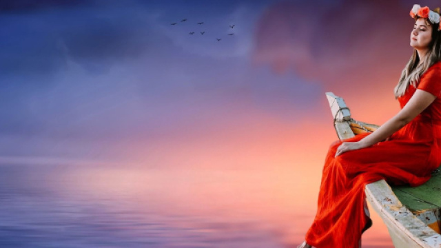 Fanciulla in rosso sulla prua di una barca - © Pixabay.