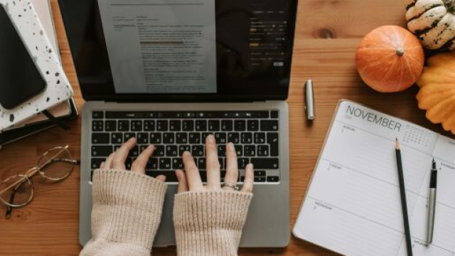 Mani che lavorano a computer - © Pexels