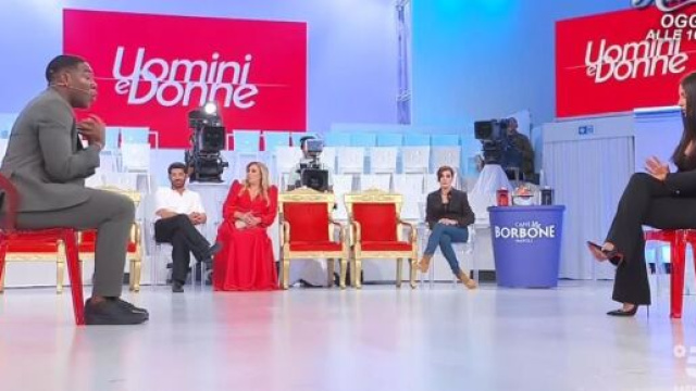 In foto lo studio di Uomini e donne, screenshot &copy; Canale 5.