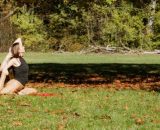 Ragazza che pratica yoga all'aperto- © Pexels