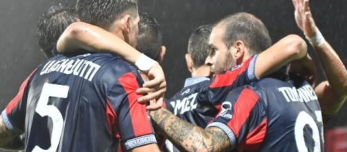 L'abbraccio dei calciatori del Crotone contro il Taranto - © Facebook / FcCrotone