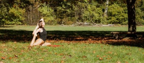 Ragazza che pratica yoga all'aperto- © Pexels