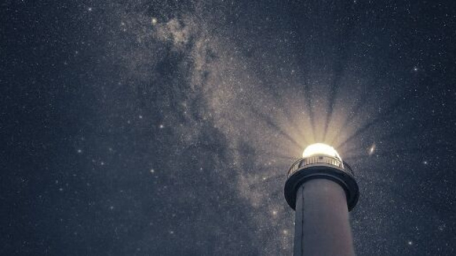 Un faro nella notte (©pixabay.com)