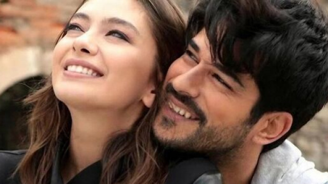 Neslihan Atagül (Nihan) e Burak Özçivit (Kemal) in una scena. Screenshot © Endless Love