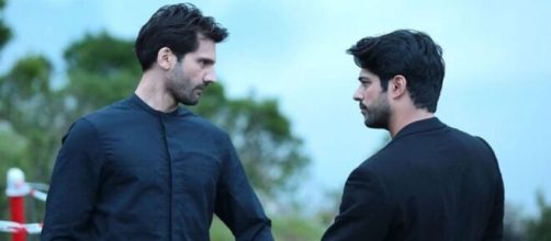 Kaan Urgancıoğlu (Emir) e Burak Ozcivit (Kemal) in una scena - Screenshot © Endless Love.