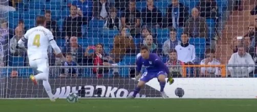 Sergio Ramos mentre batte un calcio di rigore con la maglia del Real Madrid - Screenshot © YouTube