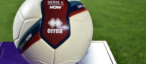 Il pallone della Serie C © Serie C Now.