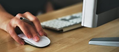 mano con mouse a computer - © Pexels