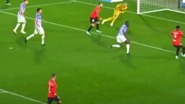 Arnaud Kalimuendo un attimo prima di andare in gol col Rennes - Screenshot &copy; YouTube