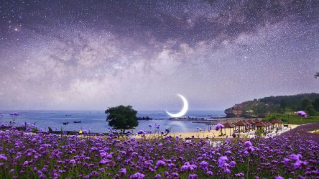 Cielo violaceo con la luna e il mare &copy; Pixabay