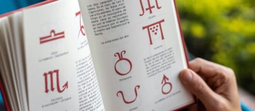 Libro dello oroscopo con segno zodiacali - © Pexels