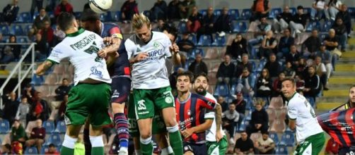 Un momento di gioco della gara tra Crotone e Avellino - © Lega-Pro.Com