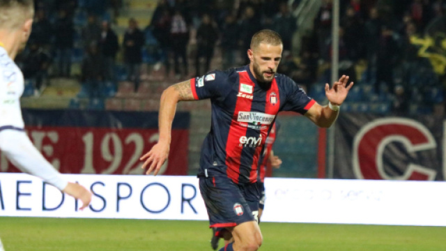Maxime Giron, esterno del Crotone &copy; Facebook