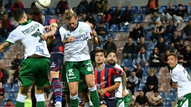 Un momento di gioco della gara tra Crotone e Avellino - © Lega-Pro.Com