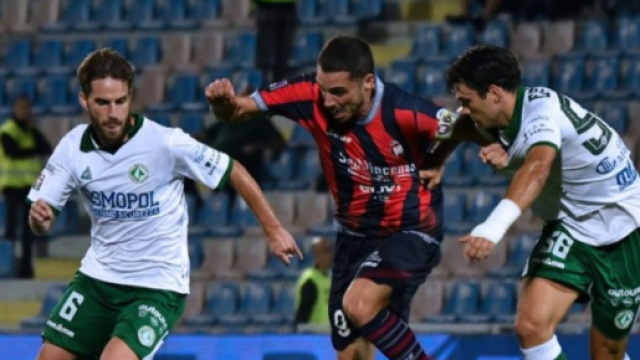 Guido Gomez, attaccante del Crotone, in azione contro l'Avellino &copy; Facebook