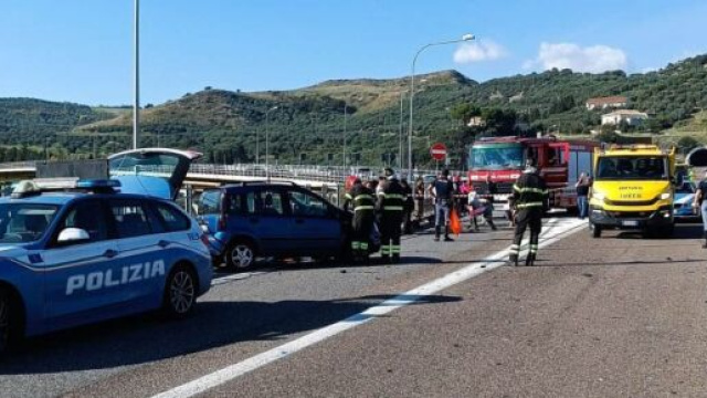 Incidente sulla Statale 106 in direzione di Squillace - &copy; Vigili del Fuoco