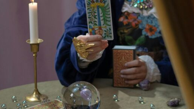 Donna che legge i tarocchi - © Pexels.