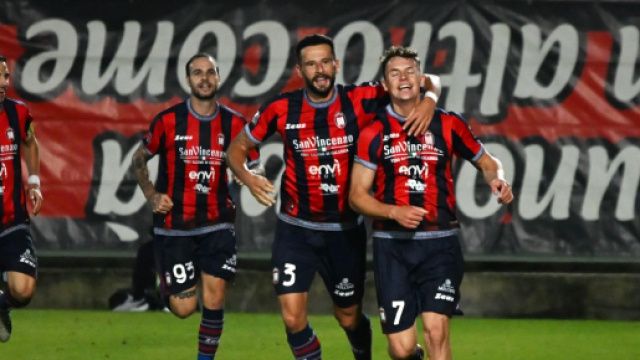 L'esultanza dei calciatori del Crotone contro il Catania - © Facebook / FcCrotone