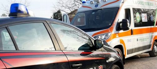 Auto dei Carabinieri e ambulanza dopo un incidente © Carabinieri.It