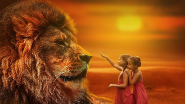Leone gigante con due bambine © Pixabay