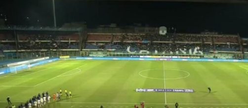 L'ingresso delle squadre nel derby Catania-Trapani © screenshot rainews.it