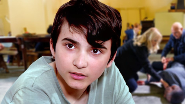 In primo piano Pasquale (Giandomenico Smilzo), sullo sfondo Giulia, Ornella, Luca e a terra don Antoine &copy; Un Posto al Sole Rai.