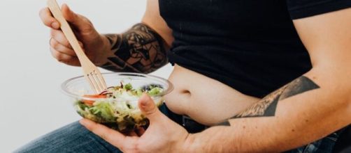 Soggetto che mangia un'insalata perchè a dieta - Foto © Pexels