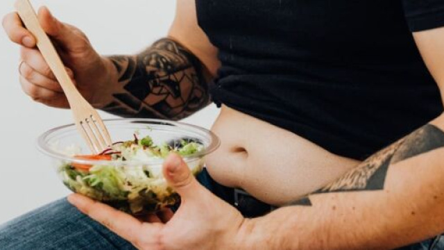 Soggetto che mangia un'insalata perchè a dieta - Foto © Pexels