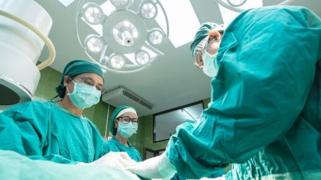 Un equipe di medici al lavoro in sala operatoria &copy; Pixabay