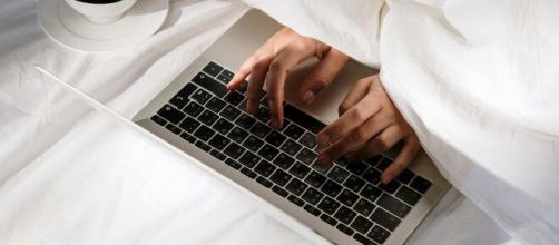 Un computer usato a letto © Pexels.com