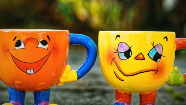 Tazze con faccine diverse © Pixabay