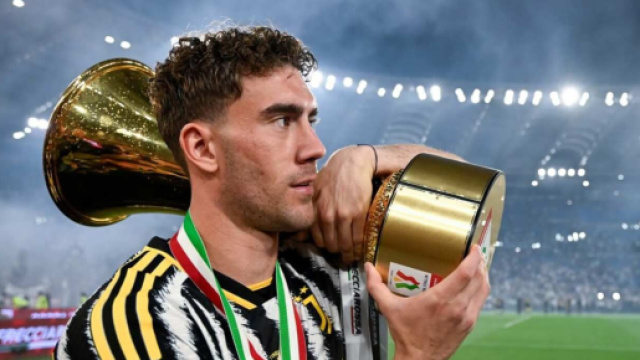 Dusan Vlahovic insieme alla Coppa Italia vinta lo scorso anno © Juventus FC
