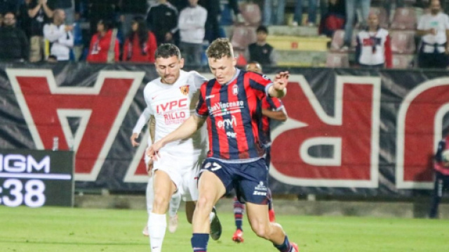 Enrico Oviszach con la maglia del Crotone - &copy; Facebook / FcCrotone