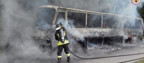 Autobus in fiamme a Reggio Calabria - © Vigili del Fuoco.