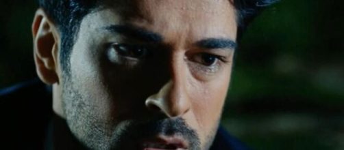 Burak Özçivit (Kemal) in una scena. Screenshot © Endless Love