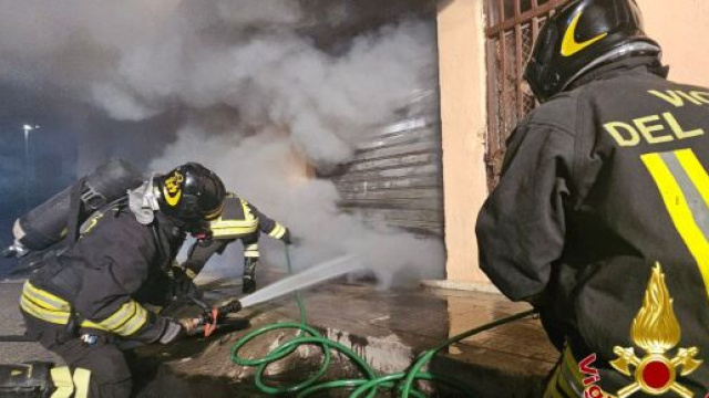 Incendio in un magazzino a Crotone - &copy; Vigili del Fuoco