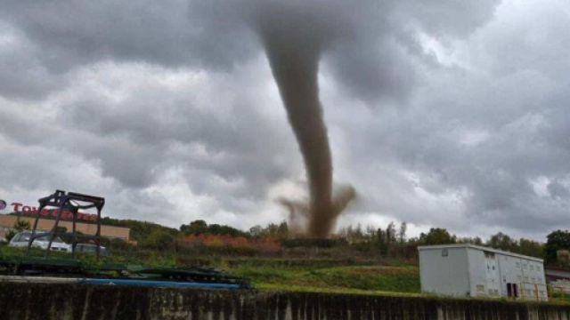 Tromba d'aria a Mangone - &copy; Facebook.