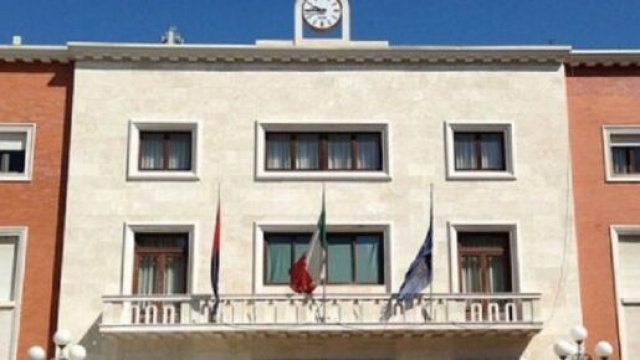 La facciata del palazzo comunale di Crotone &copy; Sito Web Citt&agrave; di Crotone