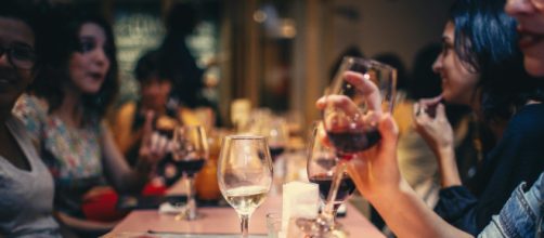 Persone che assaggiano calici di vino - © Pexels