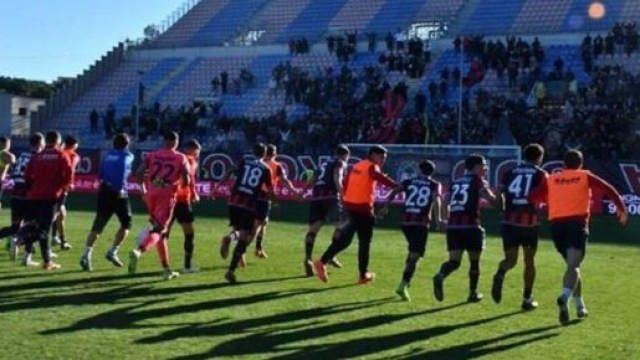 Il Crotone festeggia coi tifosi la vittoria contro la Juventus NextGen &copy; Instagram