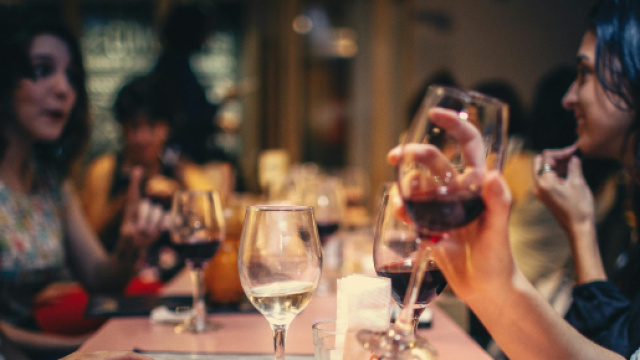 Persone che assaggiano calici di vino - &copy; Pexels