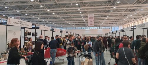 Visitatori alla fiera Mercato dei vini e vignaioli indipendenti 2024 a Bologna - © Katia Di Luna.