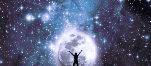 Uomo che contempla il cielo stellato © Pixabay