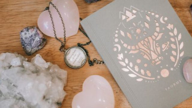 Quarzo rosa a forma di cuore e altri oggetti di divinazione © Pexels