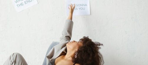 Donna che si rilassa a lavoro © Pexels