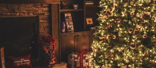 Stanza addobbata con albero di Natale - © Foto Pexels