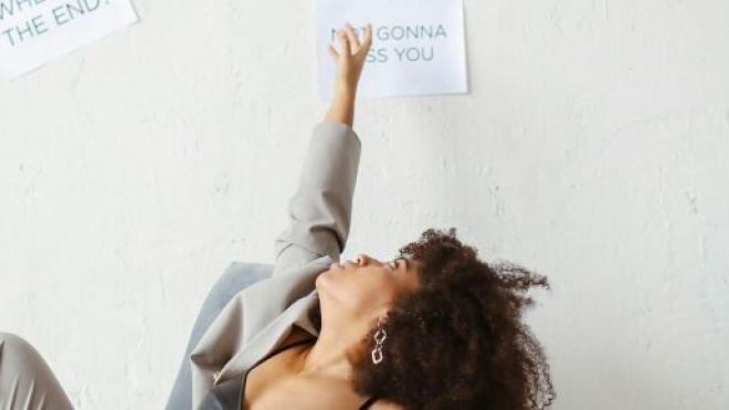 Donna che si rilassa a lavoro © Pexels