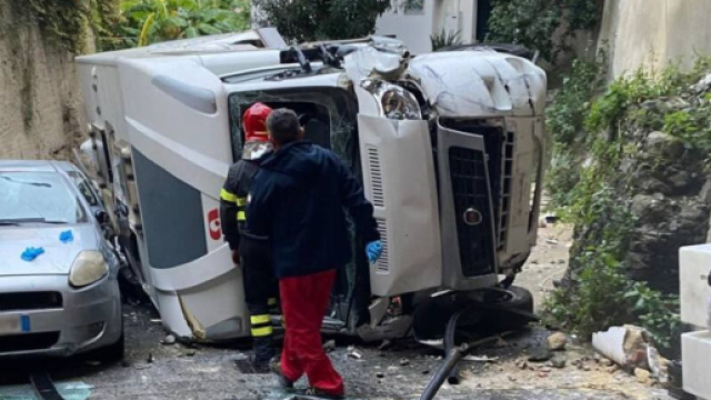 Il camper protagonista dell'incidente a Pizzo - &copy; Vigili del Fuoco
